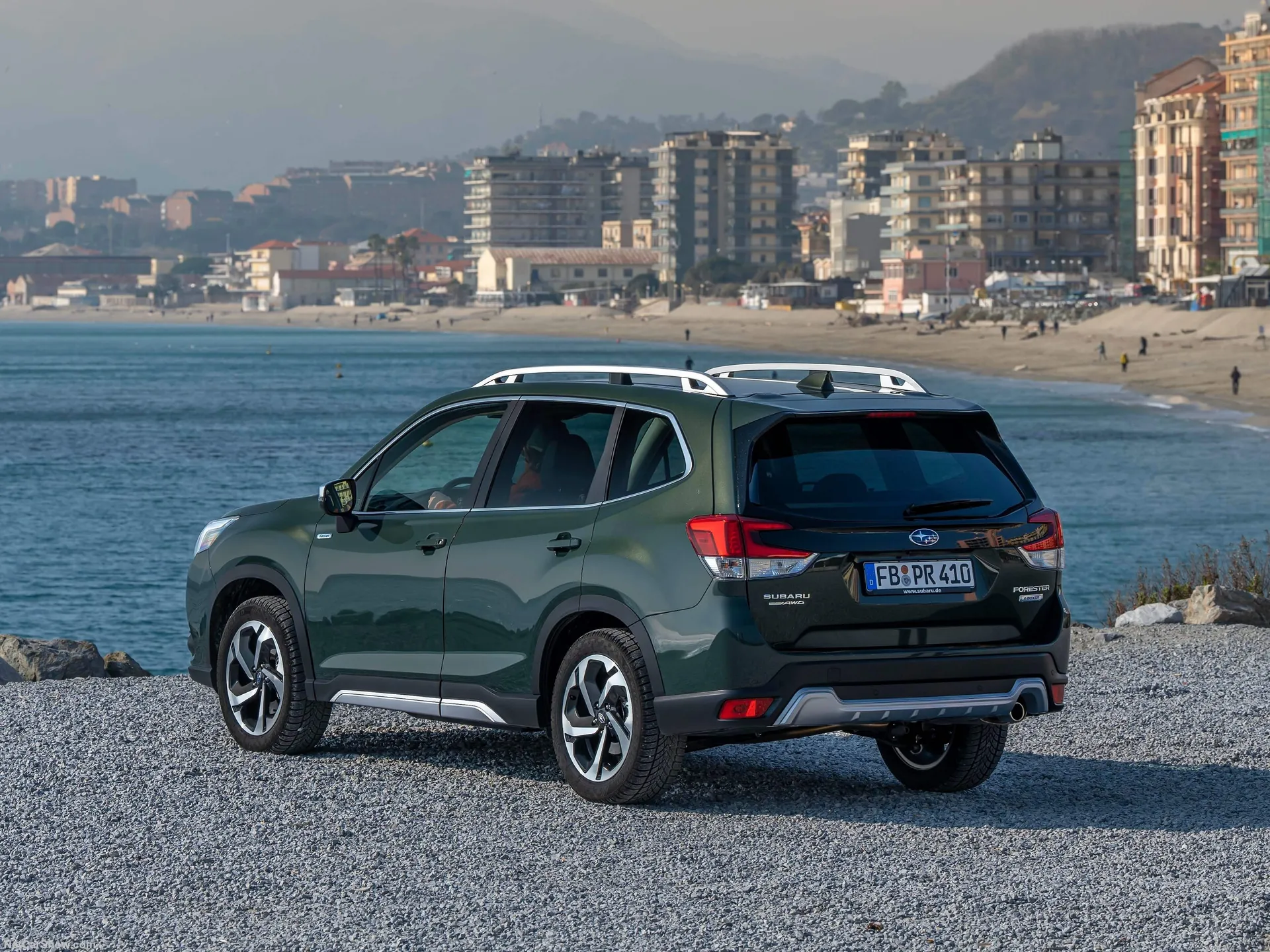 Subaru Forester [EU] (2022) – zadní tříčtvrteční pohled
