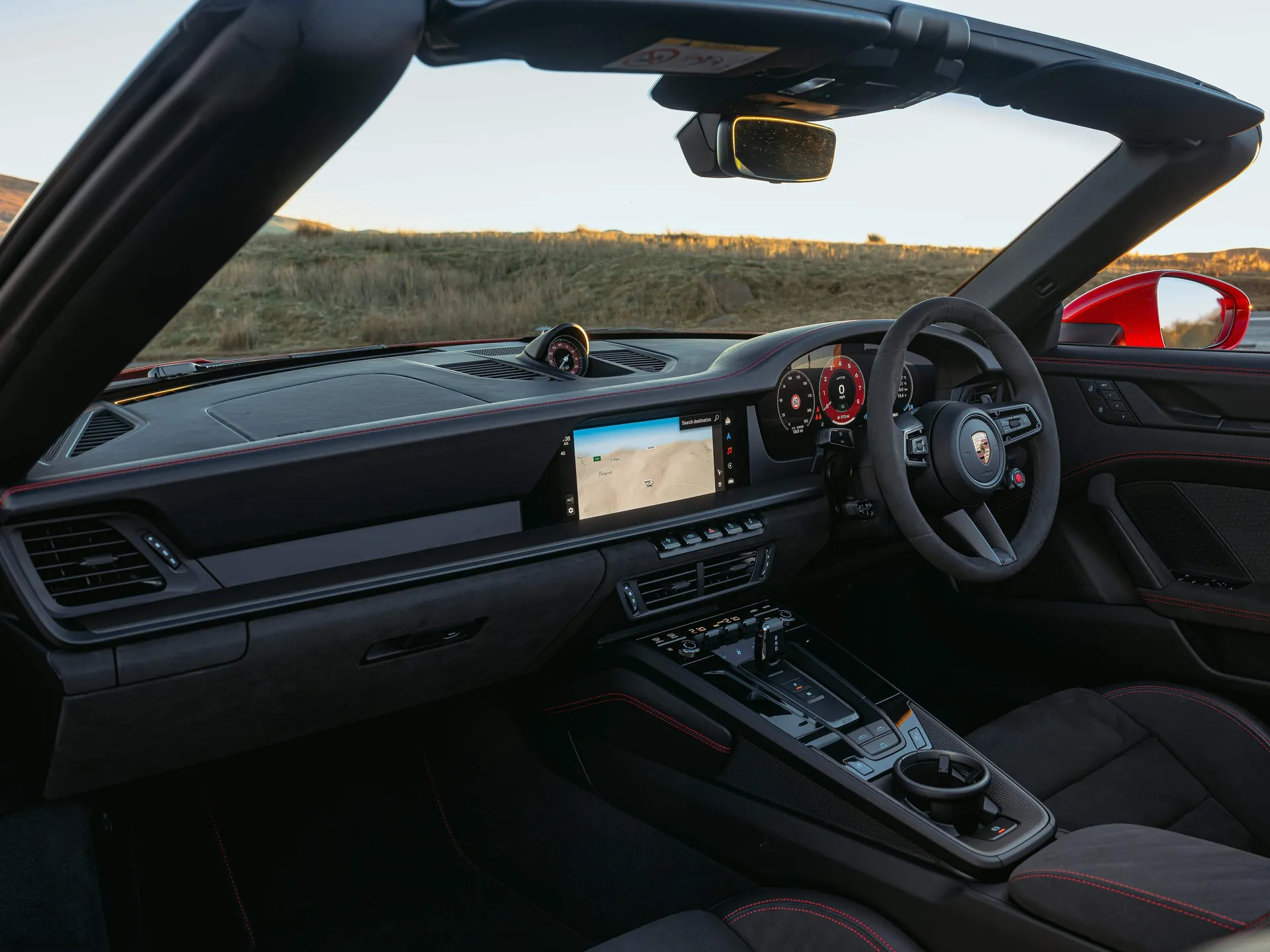 Porsche 911 Carrera 4 GTS Cabriolet [UK] (2025) – interiér