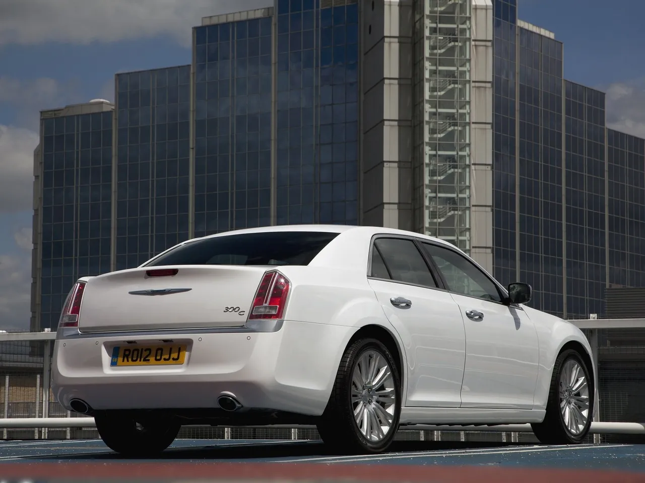 Chrysler 300C (2012) – zadní tříčtvrteční pohled