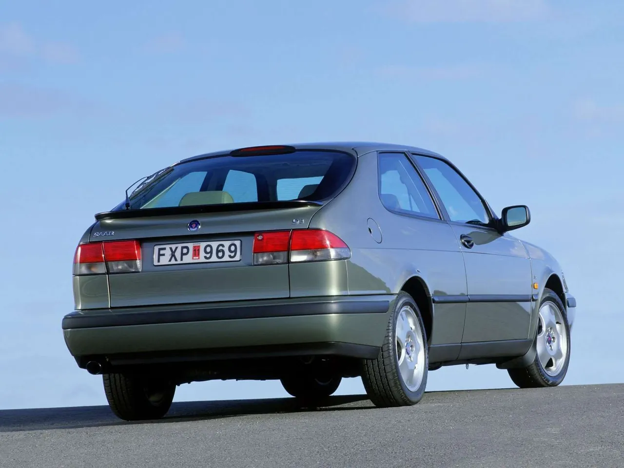 Saab 9-3 Coupe (1998) – zadní tříčtvrteční pohled