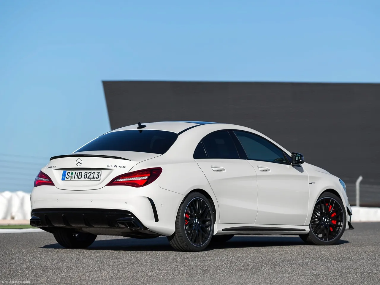 Mercedes-Benz CLA45 AMG (2017) – zadní tříčtvrteční pohled
