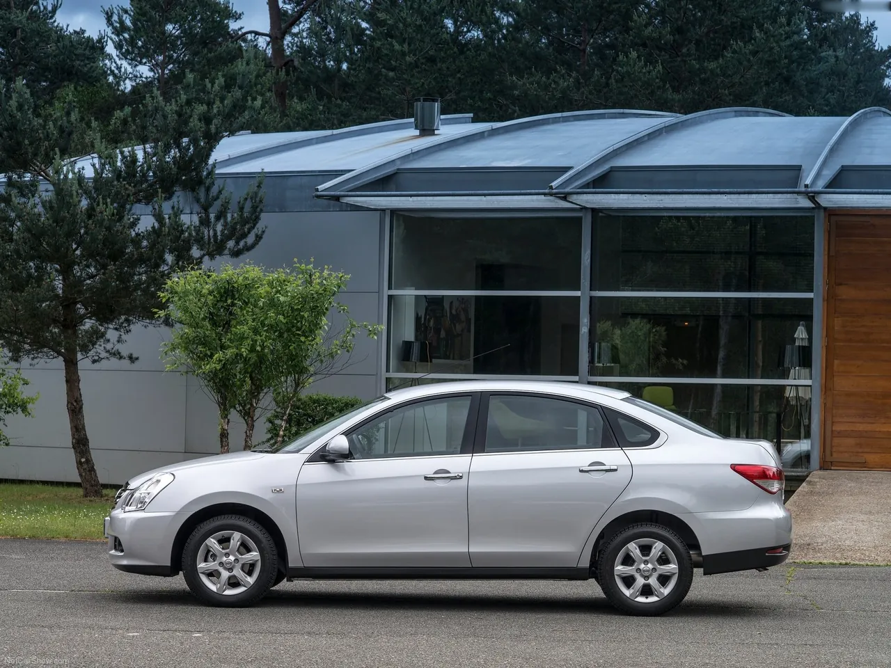 Nissan Almera (2013) – boční profil