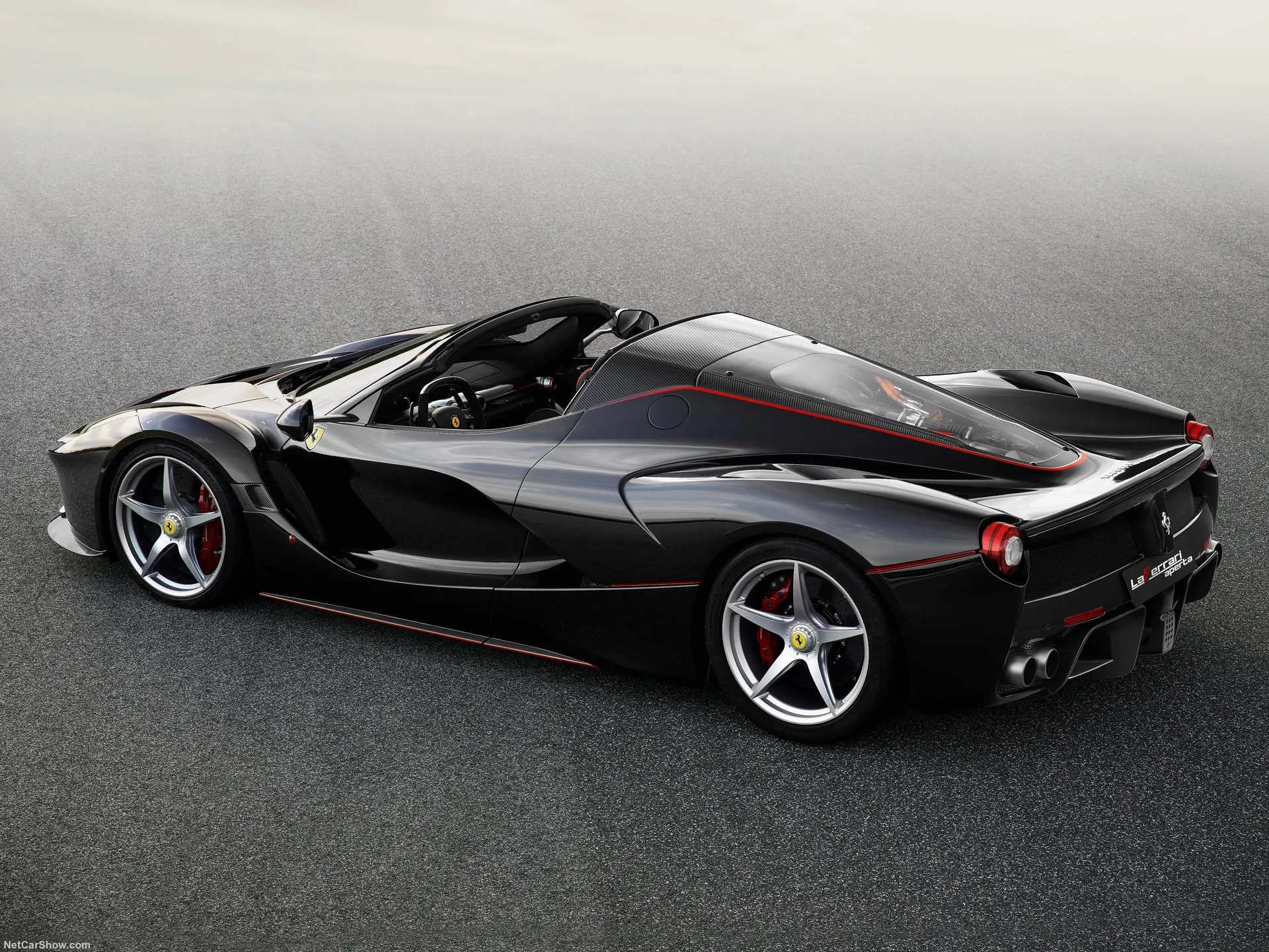 Ferrari LaFerrari Aperta (2017) – zadní tříčtvrteční pohled
