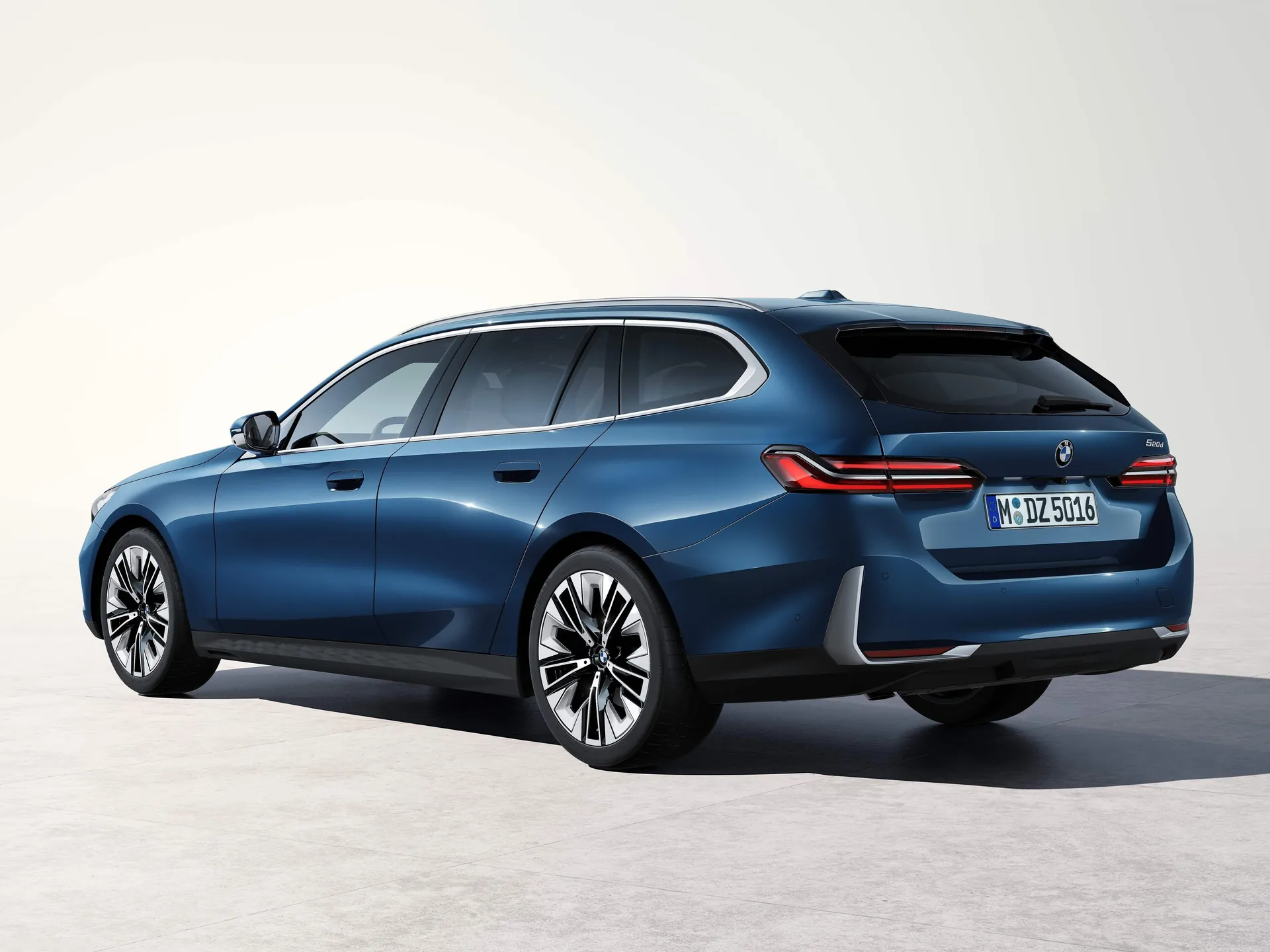 BMW 5-Series Touring (2025) – zadní tříčtvrteční pohled