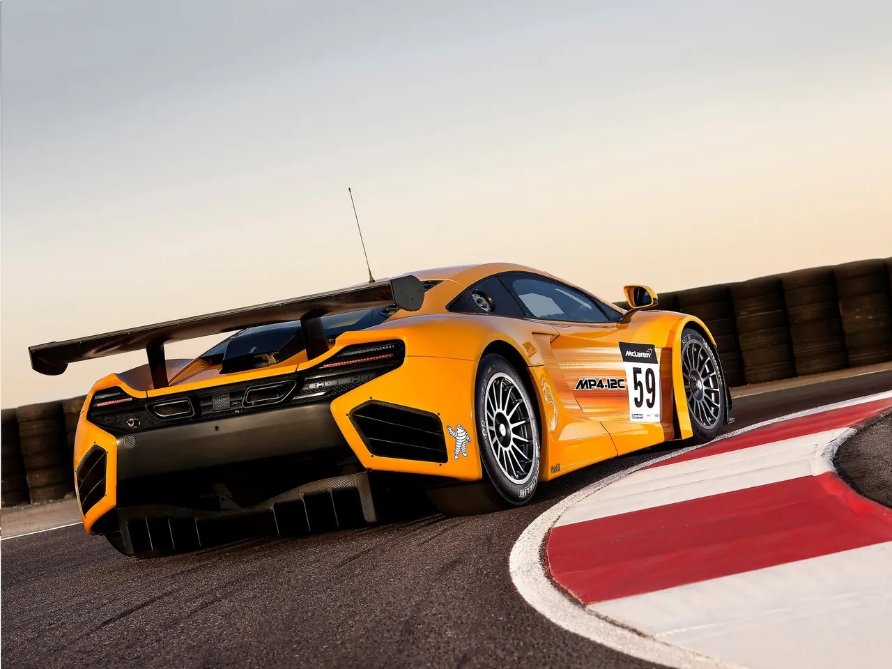 McLaren MP4-12C GT3 (2011) – zadní tříčtvrteční pohled
