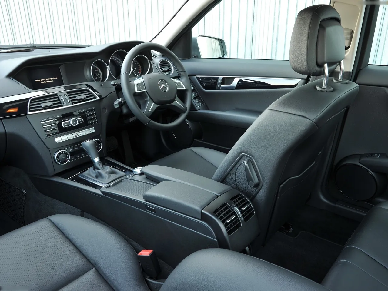 Mercedes-Benz C-Class [UK] (2012) – interiér