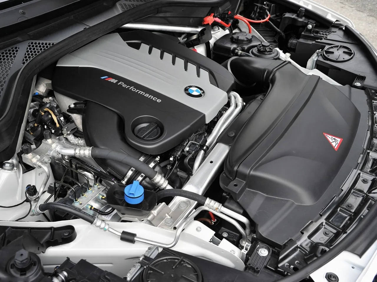 BMW X5 M50d (2014) – motorový prostor