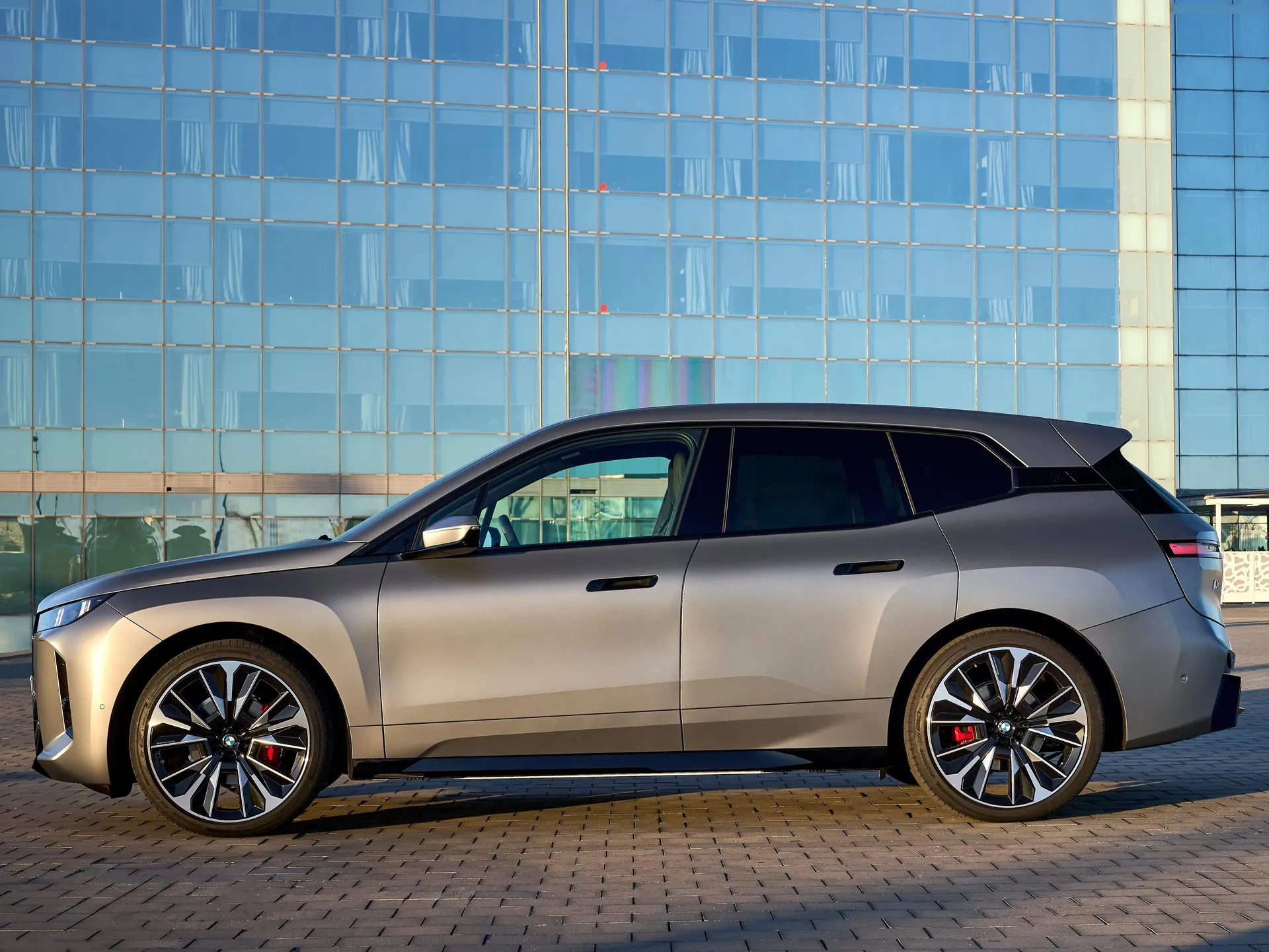 BMW iX (2026) – boční profil
