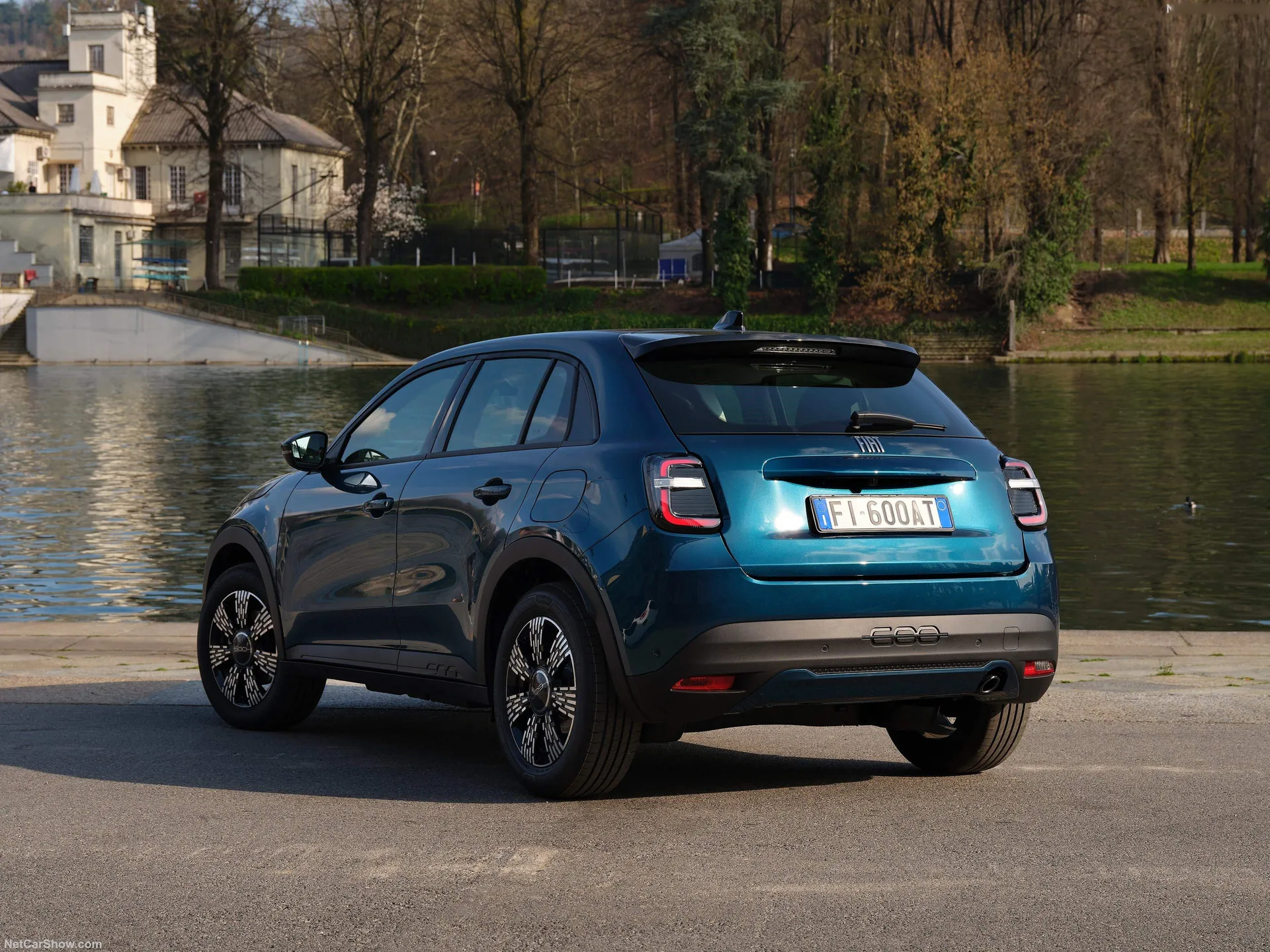 Fiat 600 Petrol (2026) – zadní tříčtvrteční pohled