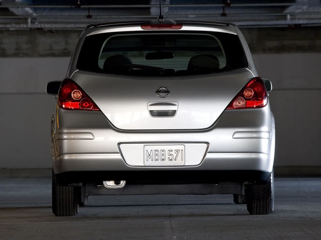 Nissan Versa Hatchback (2007) – zezadu