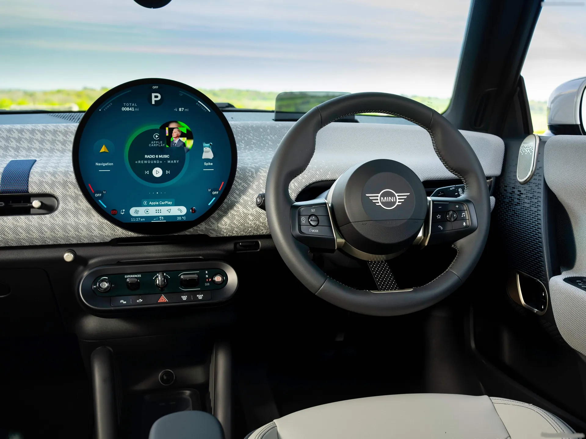 Mini Cooper SE [UK] (2024) – interiér