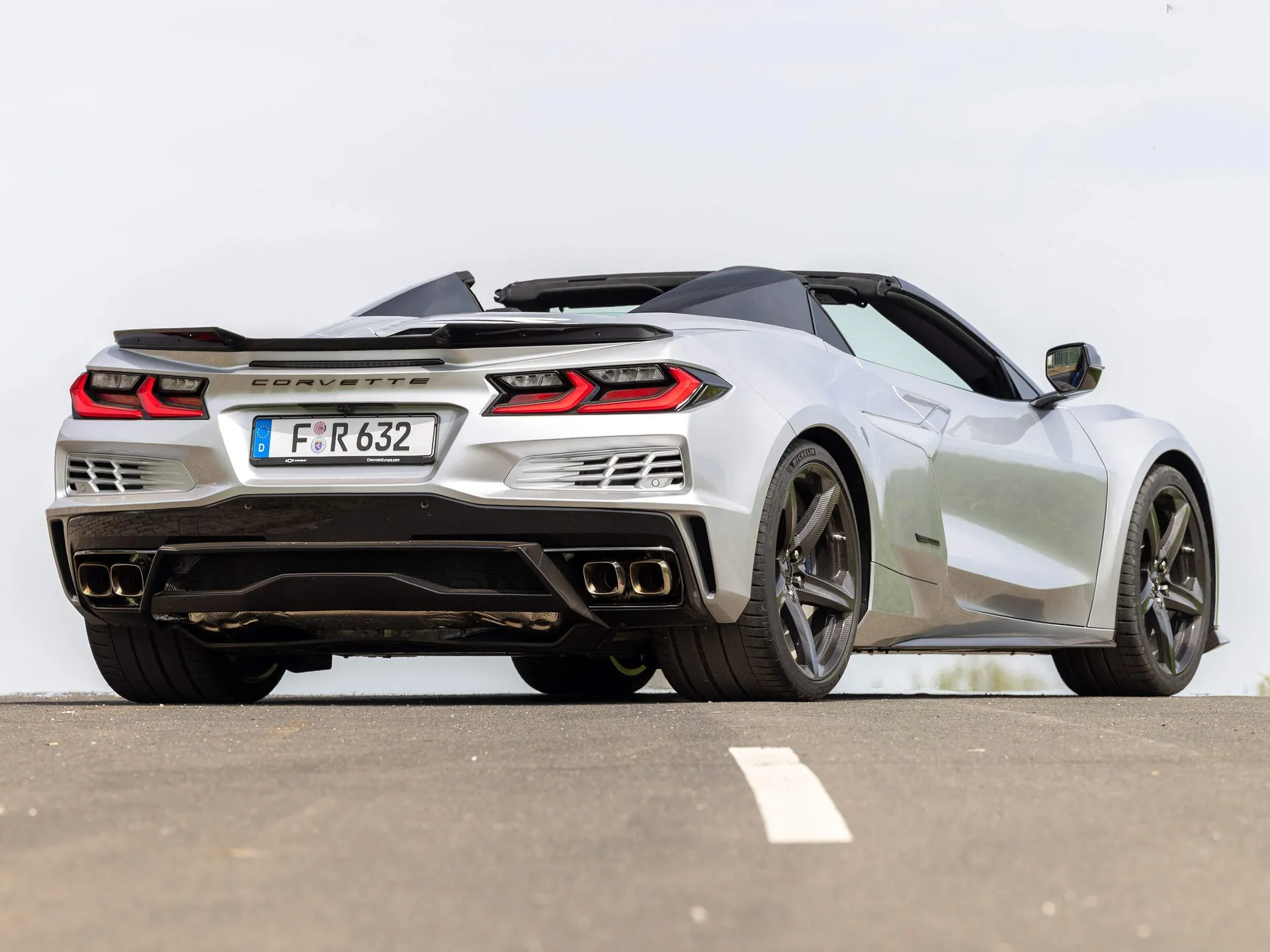 Chevrolet Corvette E-Ray Convertible [EU] (2026) – zadní tříčtvrteční pohled