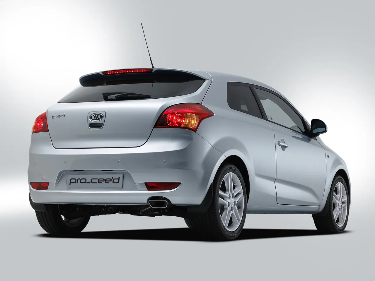 Kia Pro-cee-d (2008) – zadní tříčtvrteční pohled