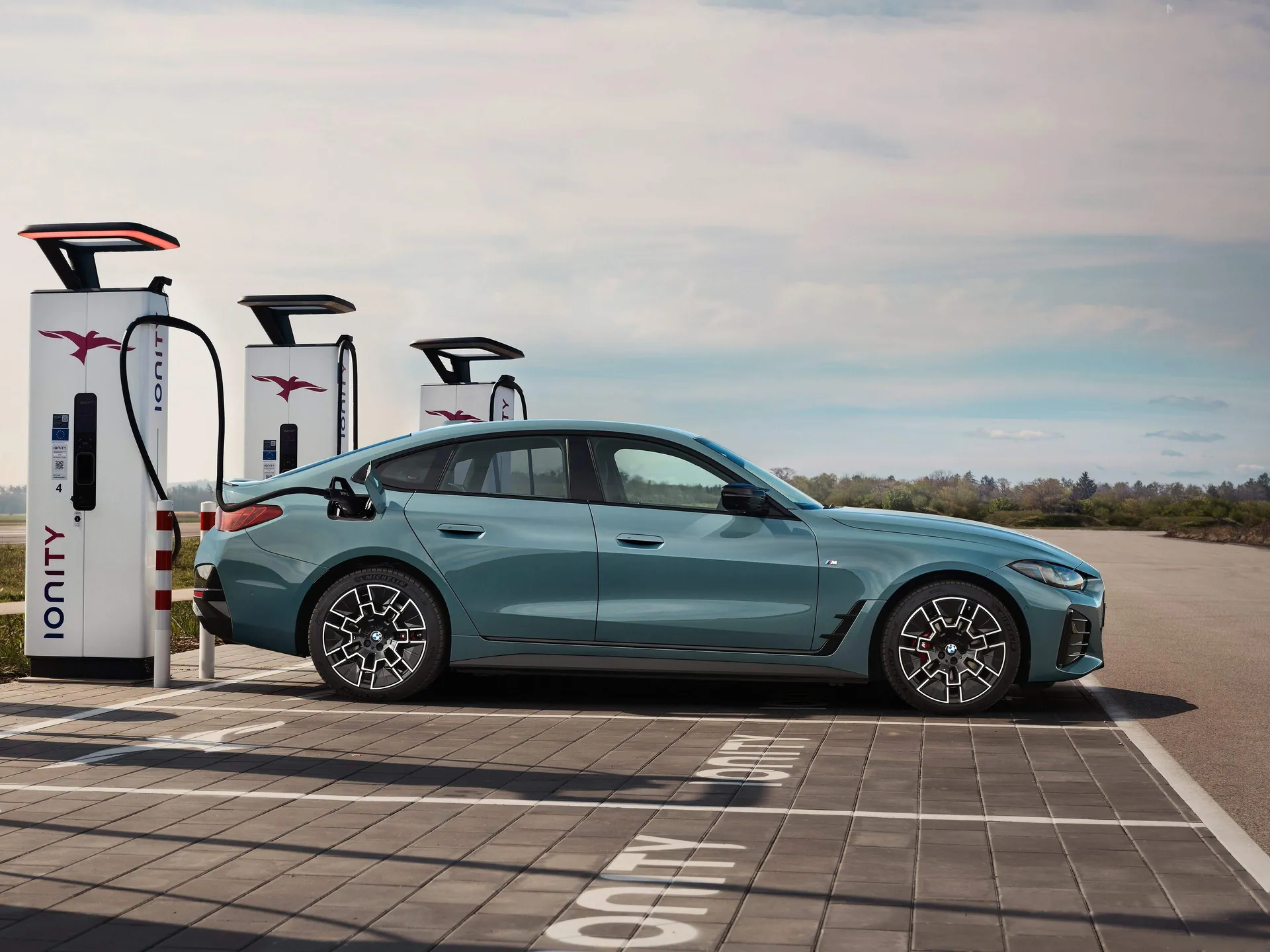 BMW i4 M50 xDrive (2025) – boční profil
