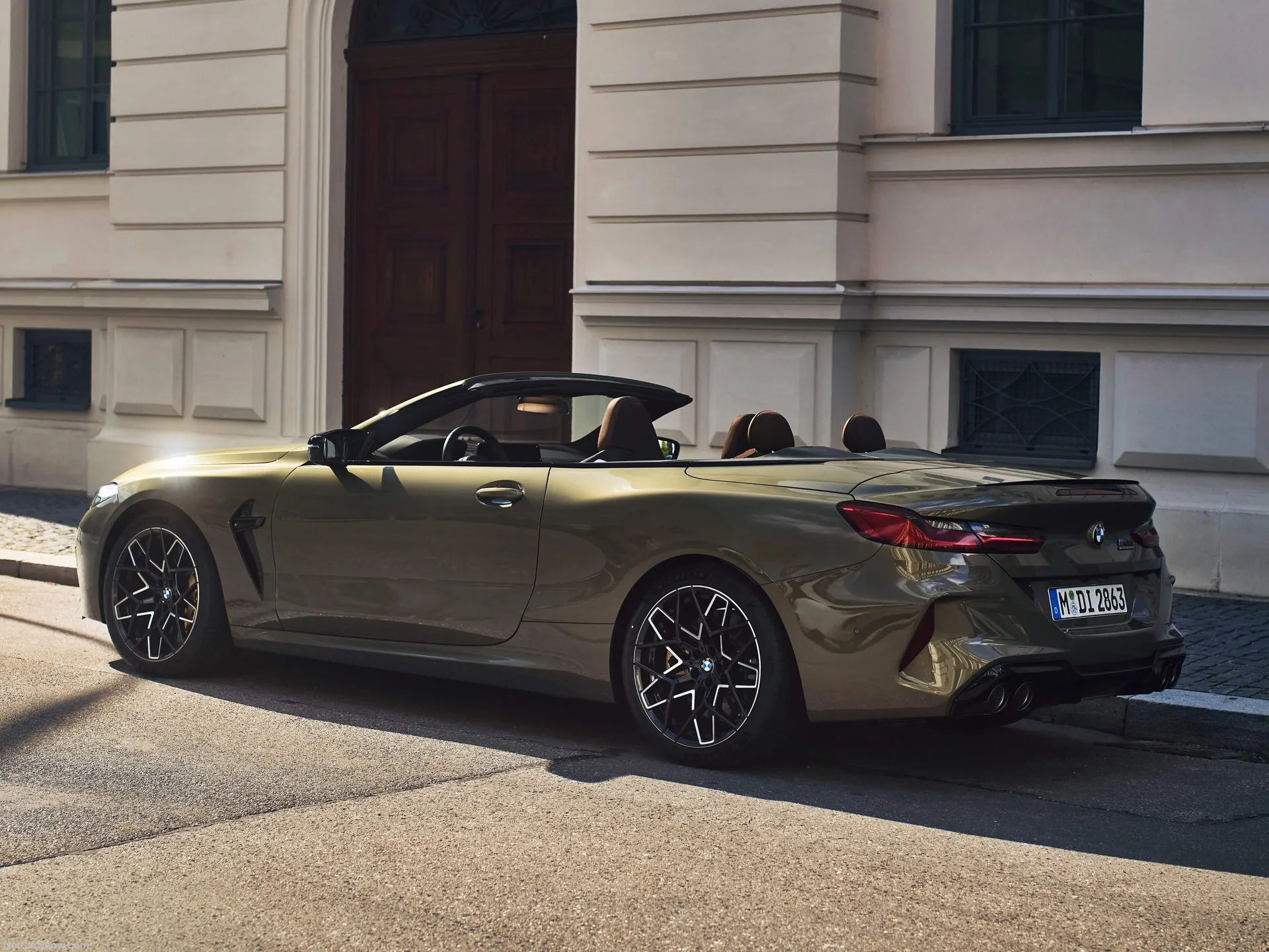 BMW M8 Competition Convertible (2023) – zadní tříčtvrteční pohled