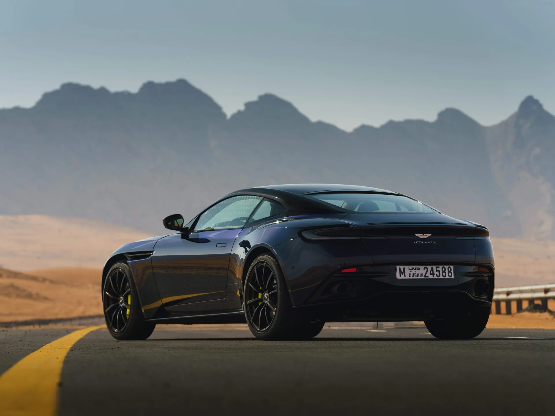 Aston Martin DB11 AMR (2019) – zadní tříčtvrteční pohled