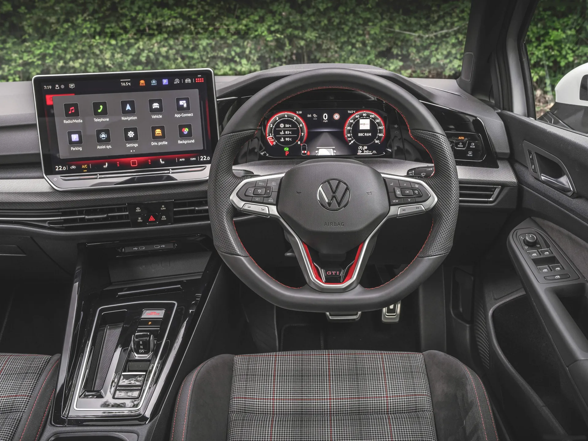 Volkswagen Golf GTI [UK] (2025) – interiér