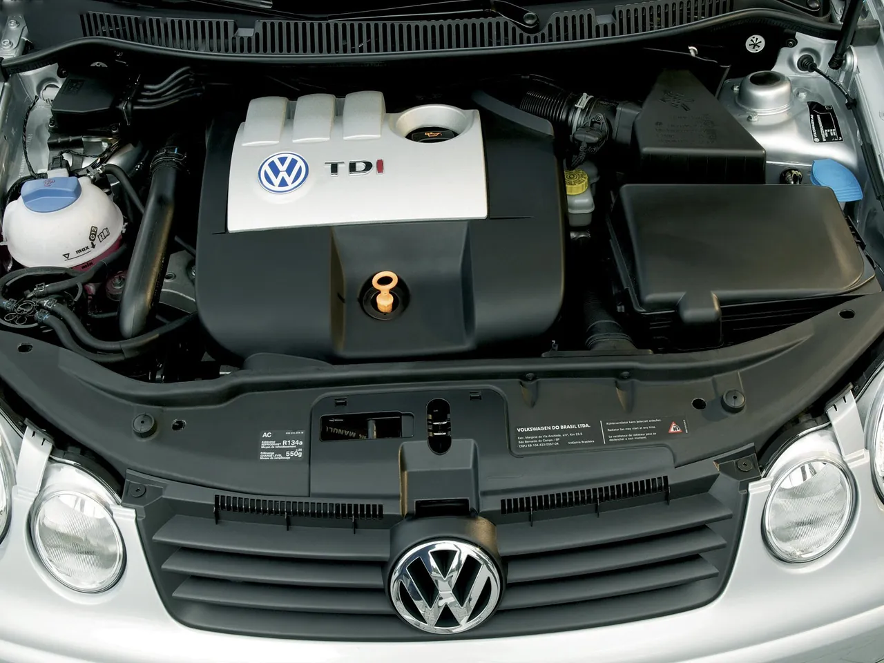Volkswagen Polo Sedan (2003) - Engine Bay
