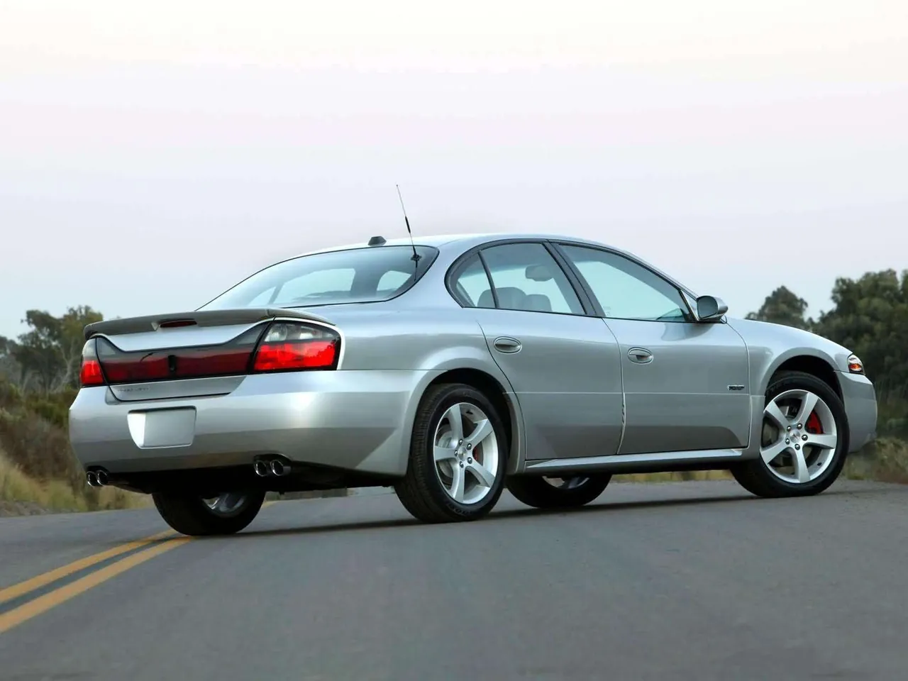 Pontiac Bonneville GXP (2004) – zadní tříčtvrteční pohled