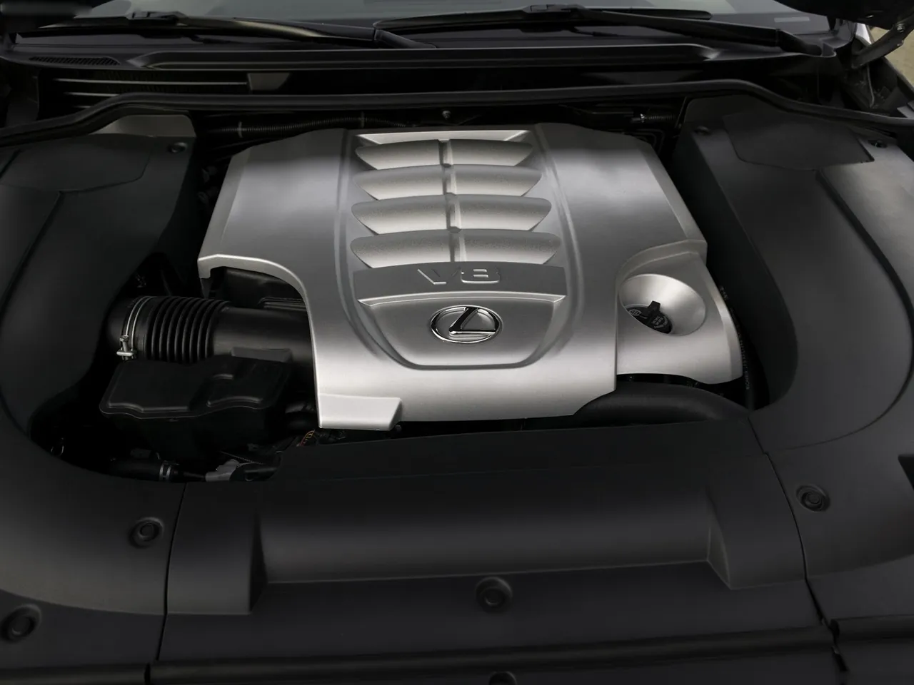 Lexus LX 570 (2008) – motorový prostor