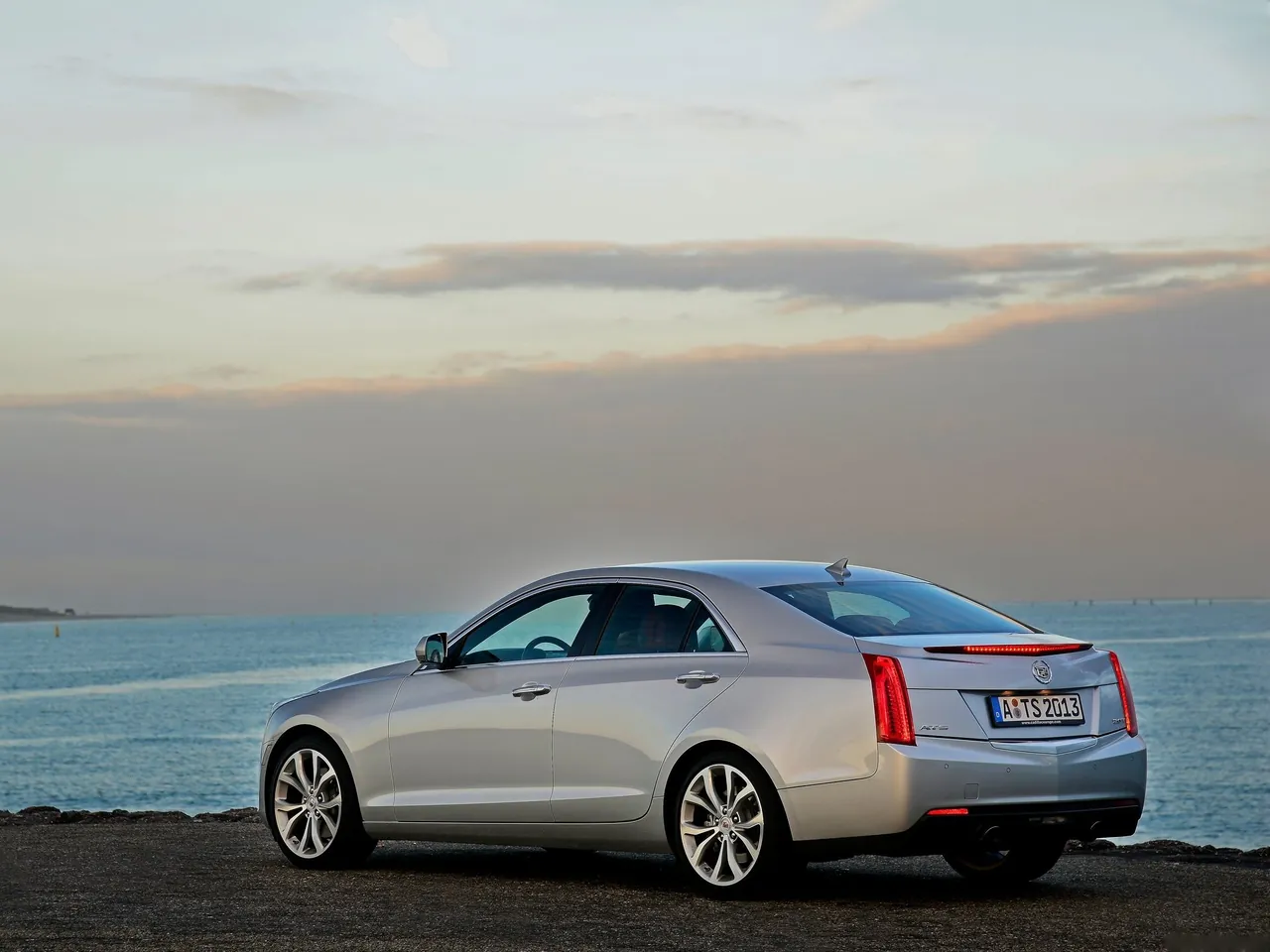 Cadillac ATS (2013) – zadní tříčtvrteční pohled