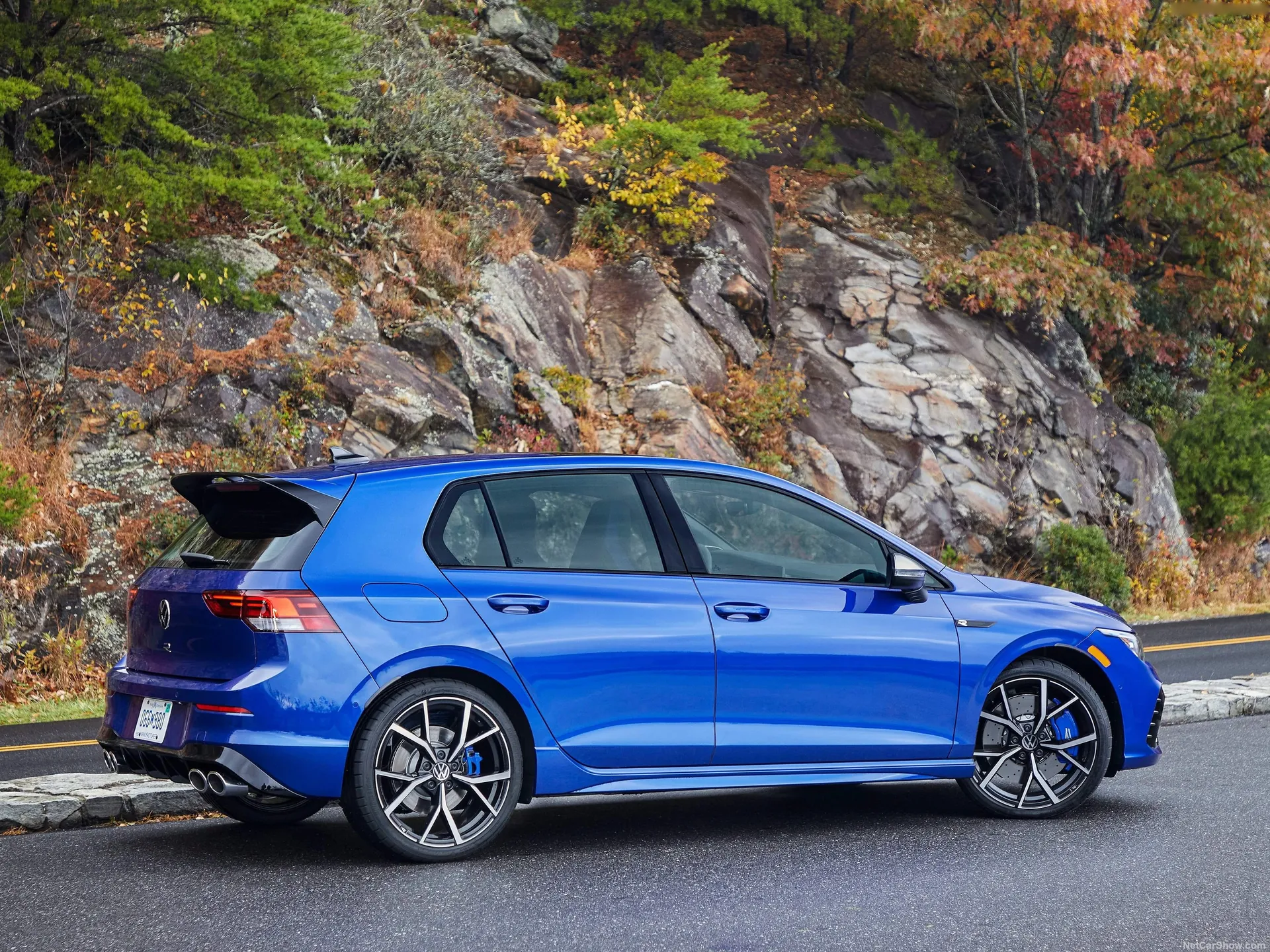 Volkswagen Golf R [US] (2022) - Rear Three-Quarter