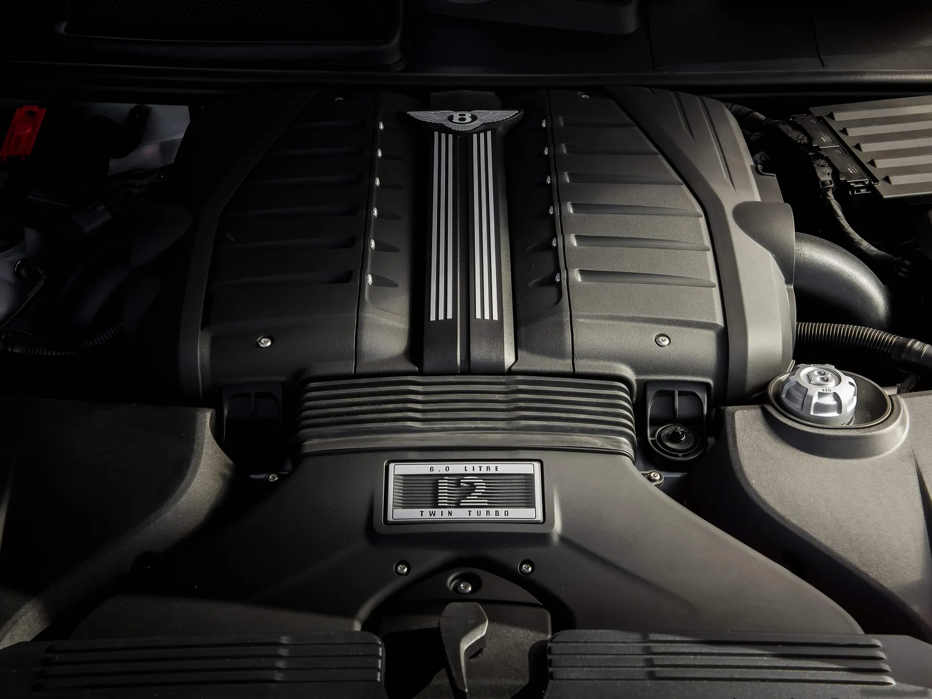 Bentley Bentayga Speed (2020) – motorový prostor