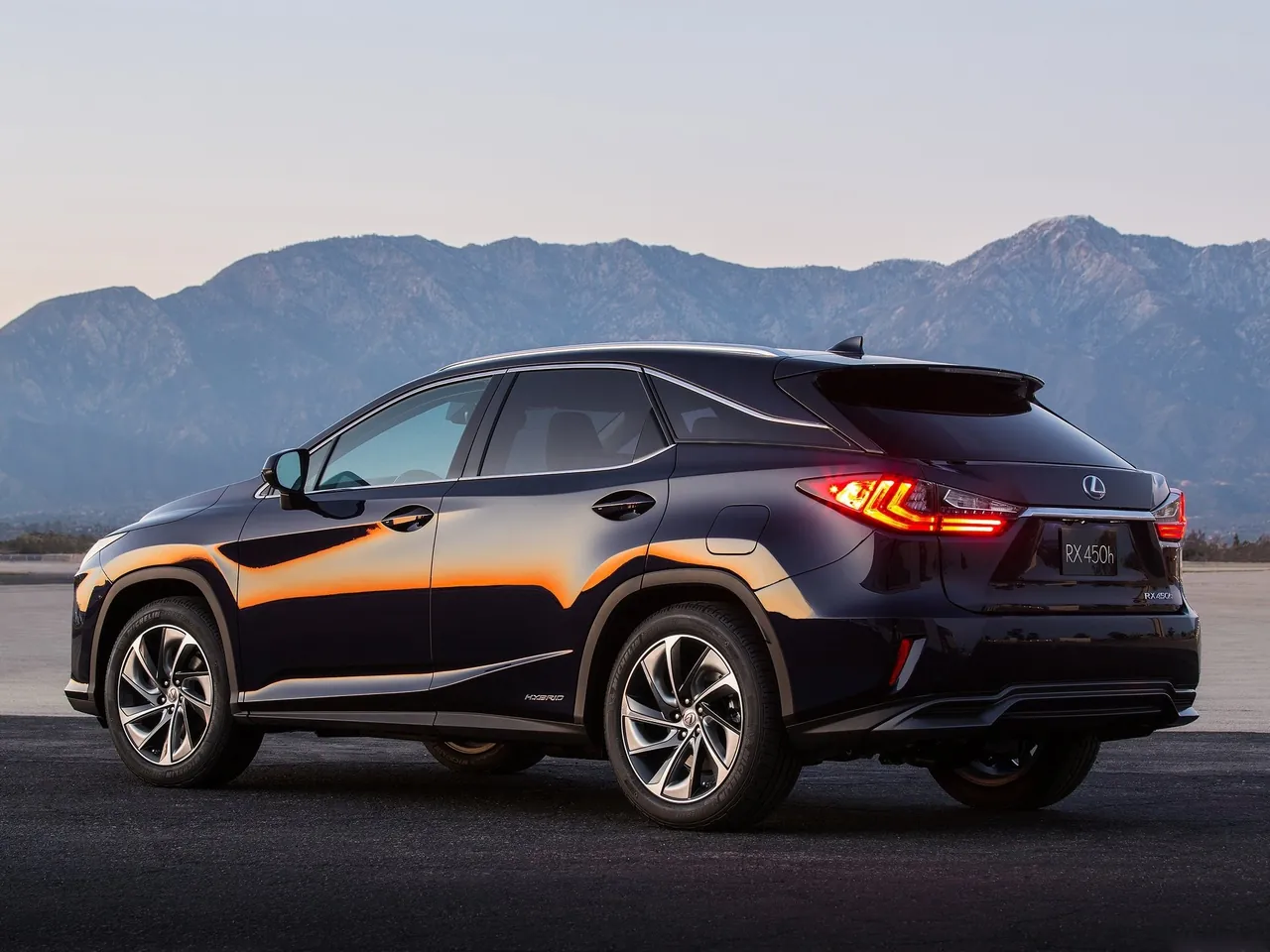 Lexus RX 450h (2016) – zadní tříčtvrteční pohled