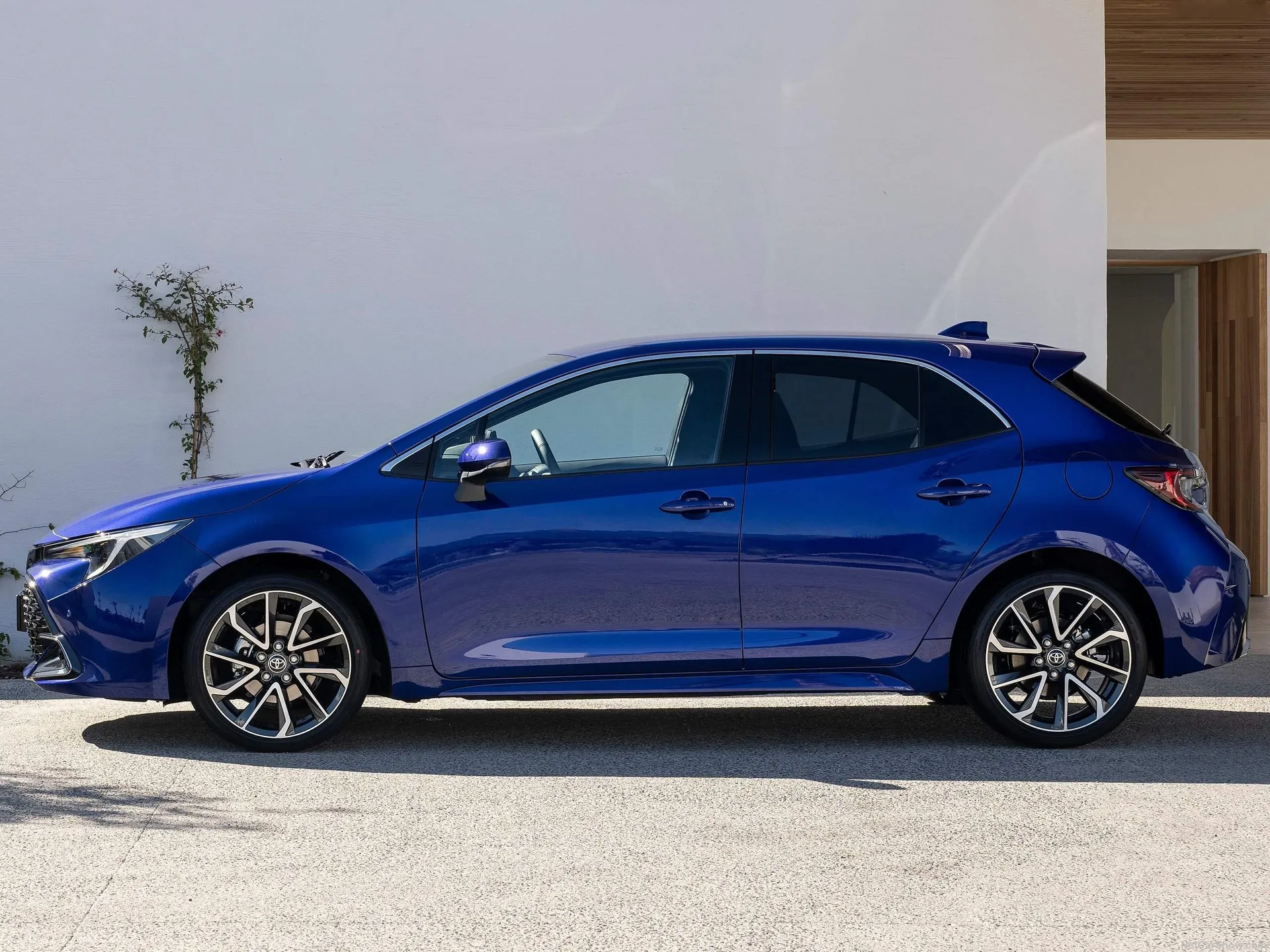Toyota Corolla Hatchback [EU] (2023) – boční profil
