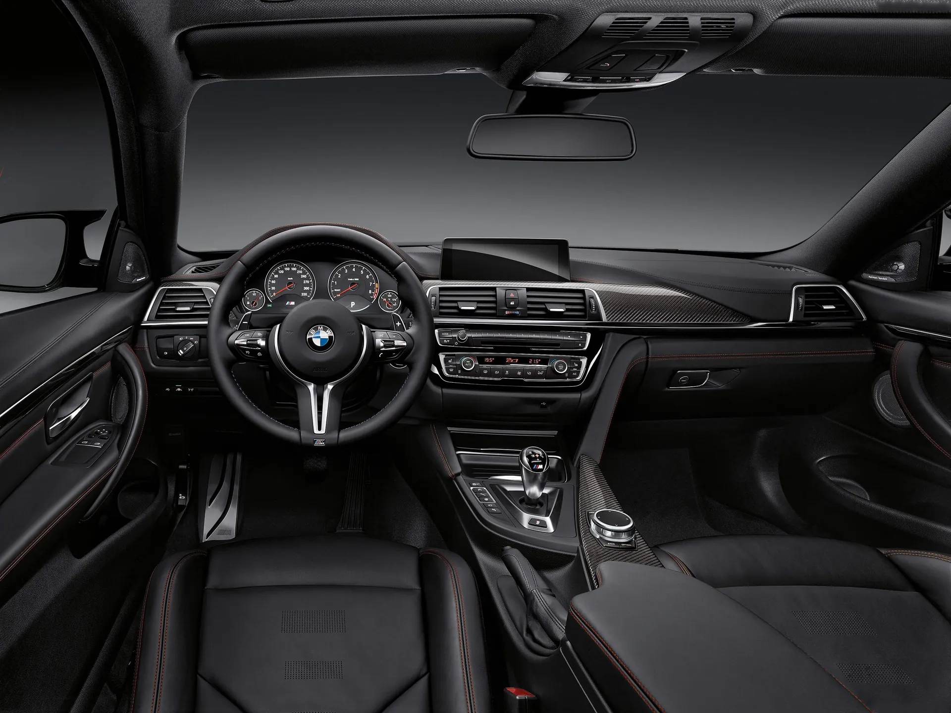 BMW M4 Coupe (2018) – interiér