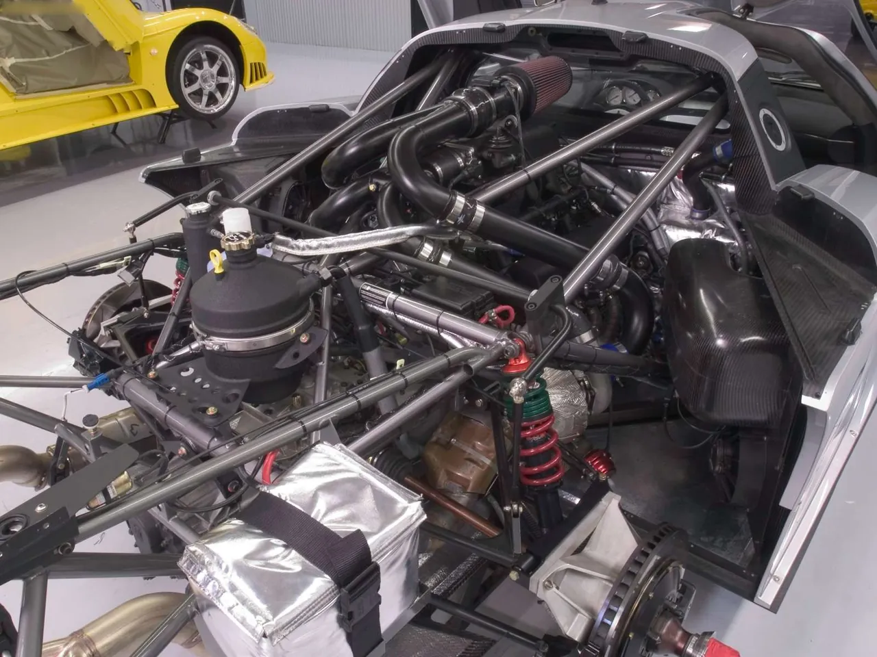 Saleen S7 Twin Turbo (2005) - Engine Bay