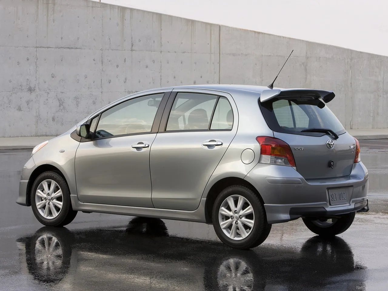 Toyota Yaris 5-door (2009) – zadní tříčtvrteční pohled