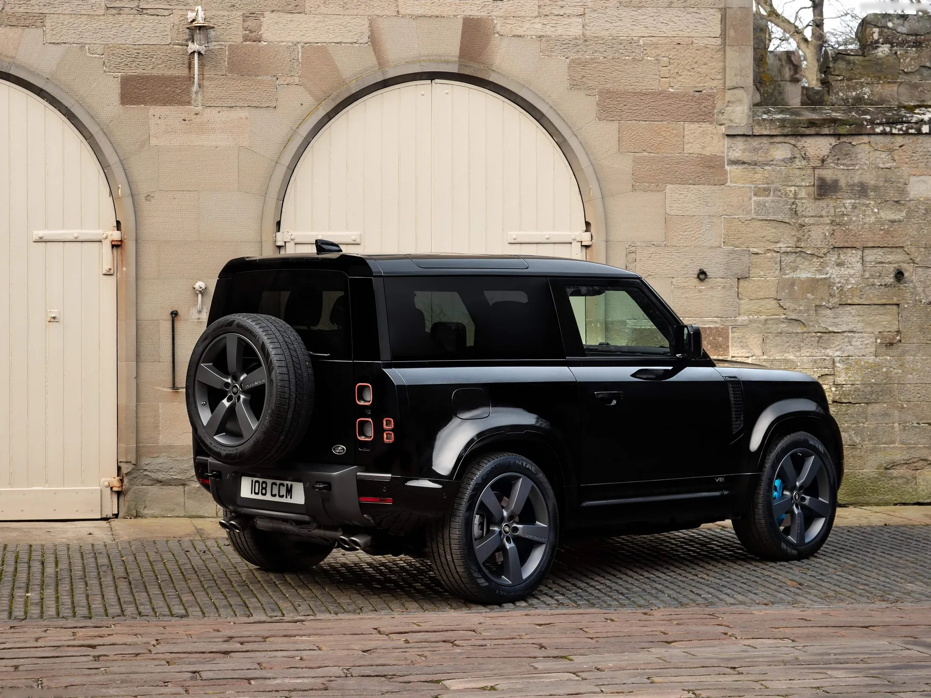 Land Rover Defender V8 90 (2022) – zadní tříčtvrteční pohled