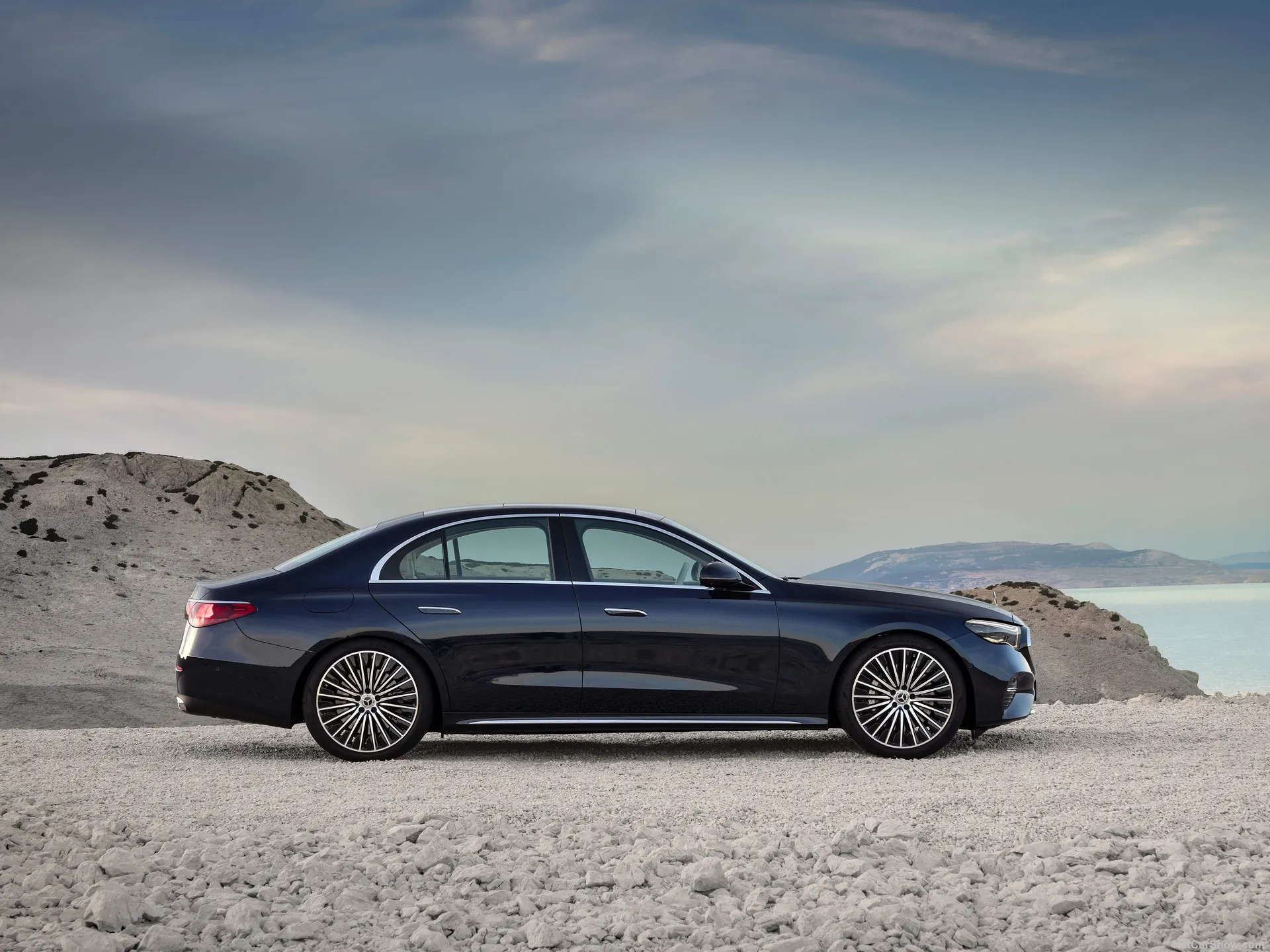 Mercedes-Benz E-Class (2024) – boční profil