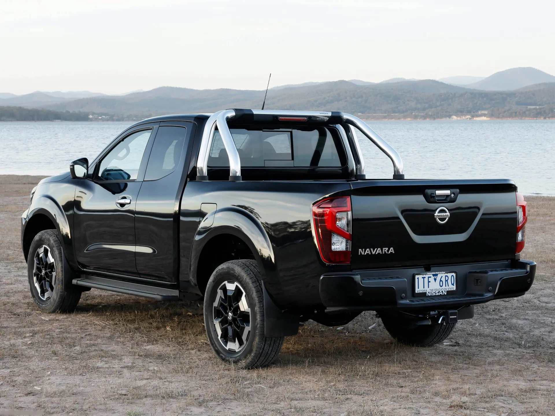 Nissan Navara [AU] (2021) – zadní tříčtvrteční pohled