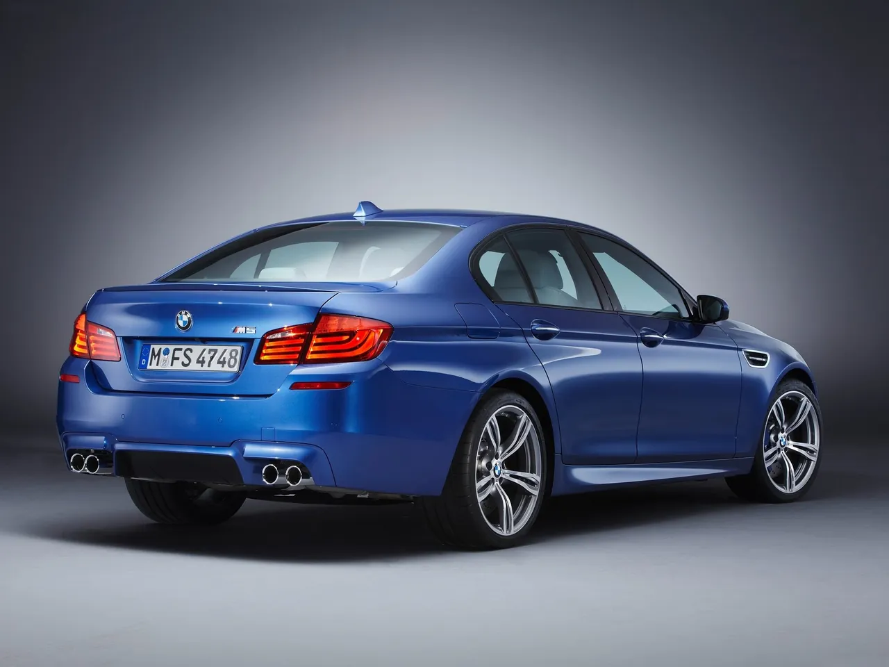 BMW M5 (2012) – zadní tříčtvrteční pohled