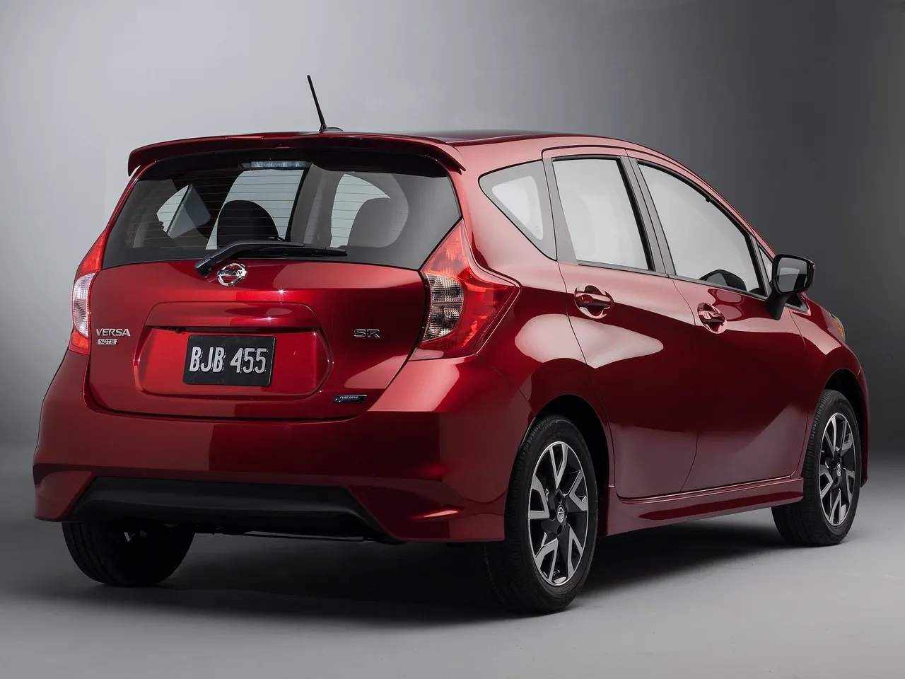 Nissan Versa Note SR (2015) – zadní tříčtvrteční pohled