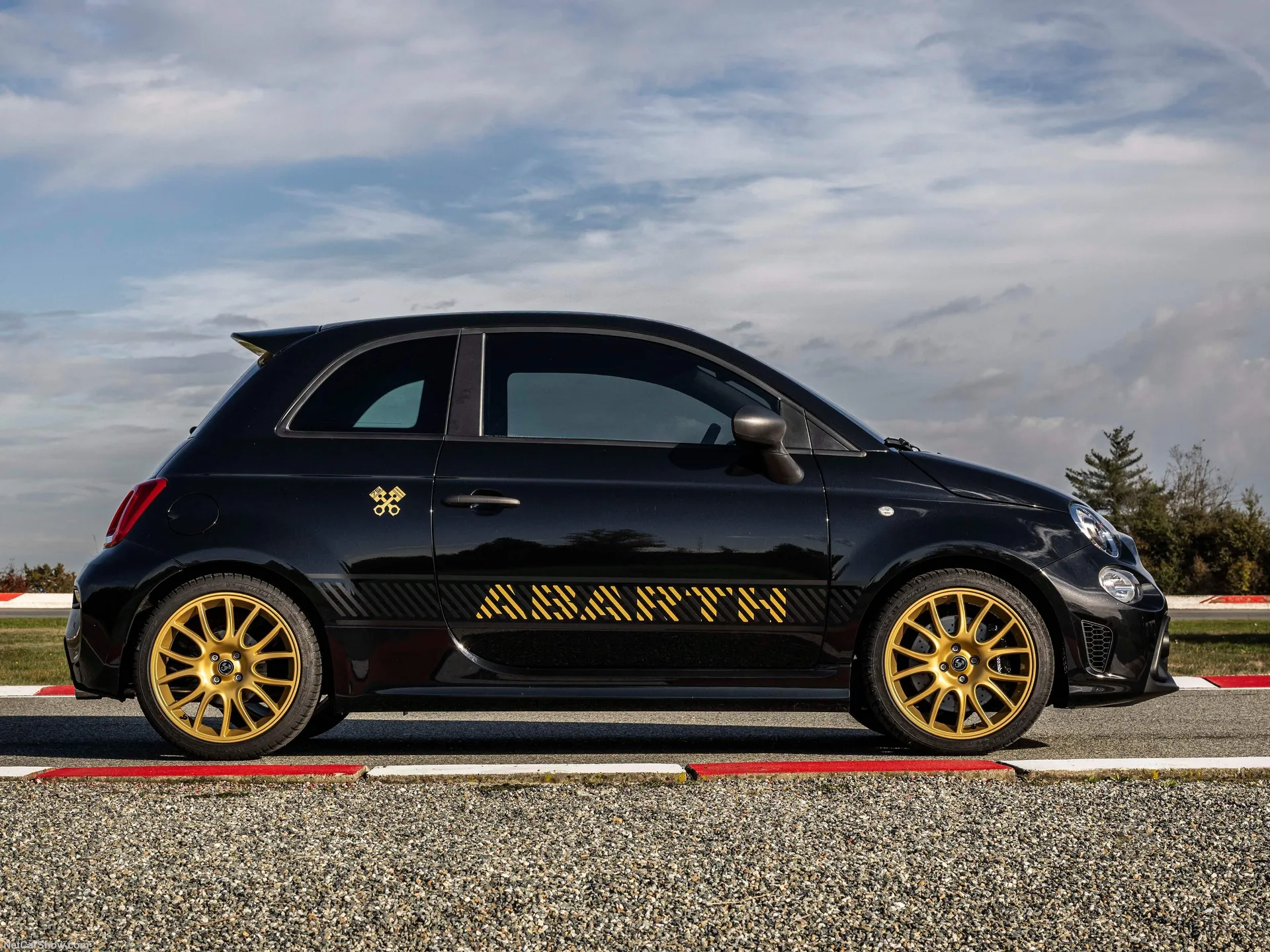 Fiat 695 Abarth 75th Anniversario (2024) – boční profil