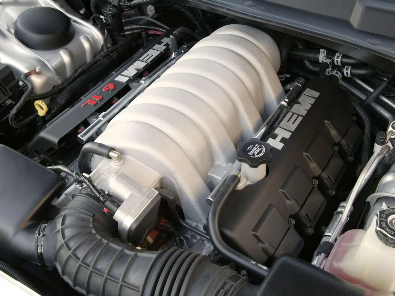Chrysler 300C SRT8 (2005) – motorový prostor