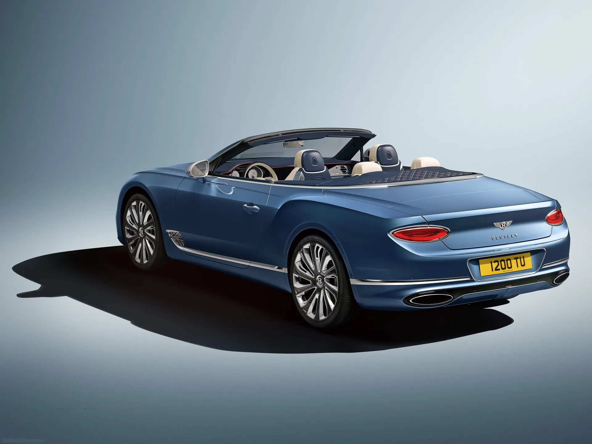 Bentley Continental GT Mulliner Convertible (2020) – zadní tříčtvrteční pohled