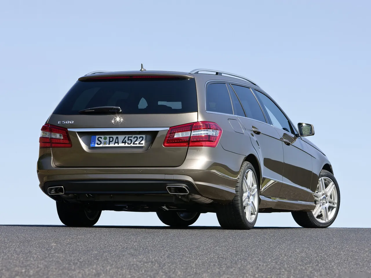 Mercedes-Benz E-Class Estate (2010) – zadní tříčtvrteční pohled