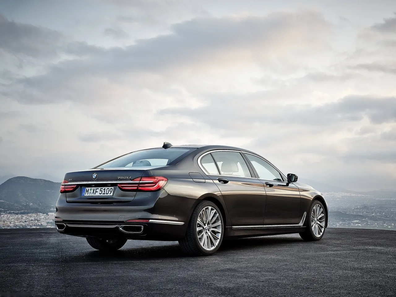 BMW 7-Series (2016) – zadní tříčtvrteční pohled