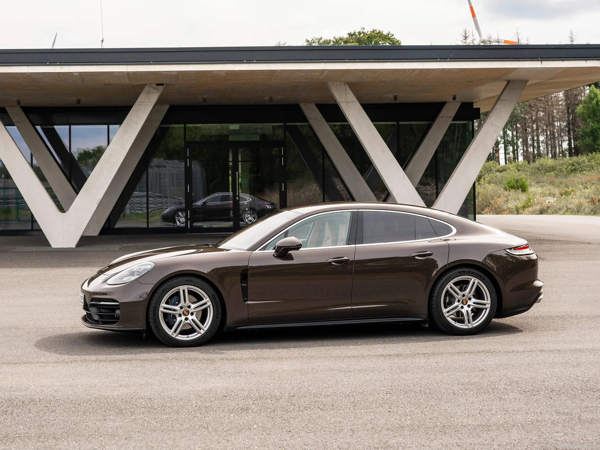 Porsche Panamera 4 (2021) – boční profil