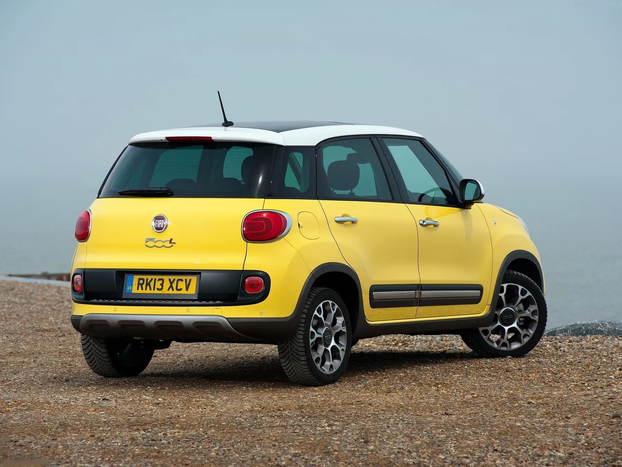 Fiat 500L Trekking (2014) – zadní tříčtvrteční pohled