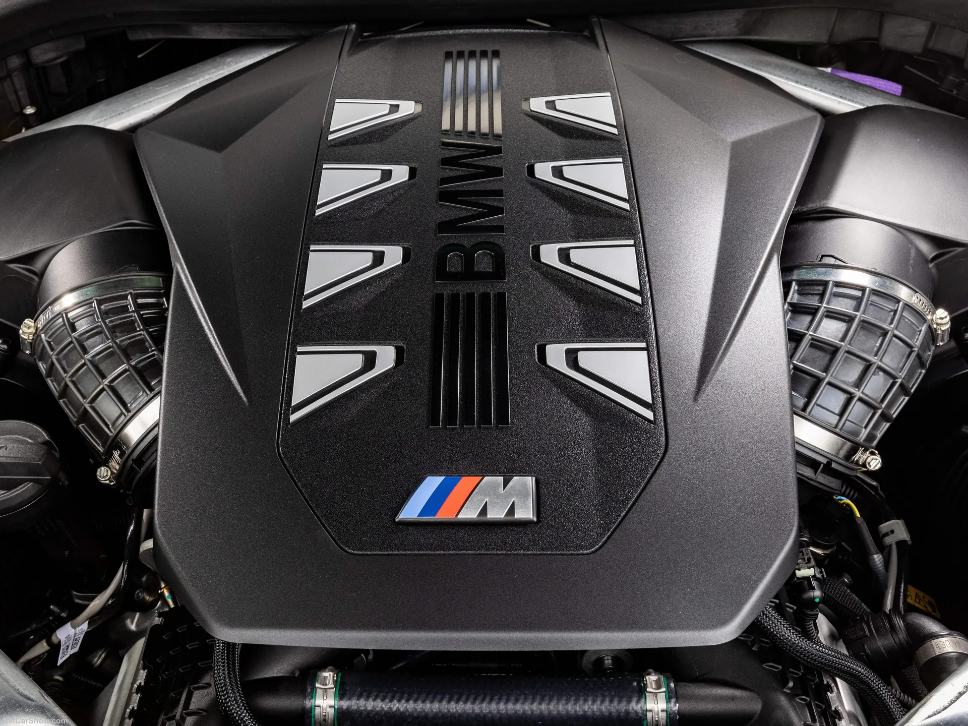 BMW X6 M60i (2024) – motorový prostor