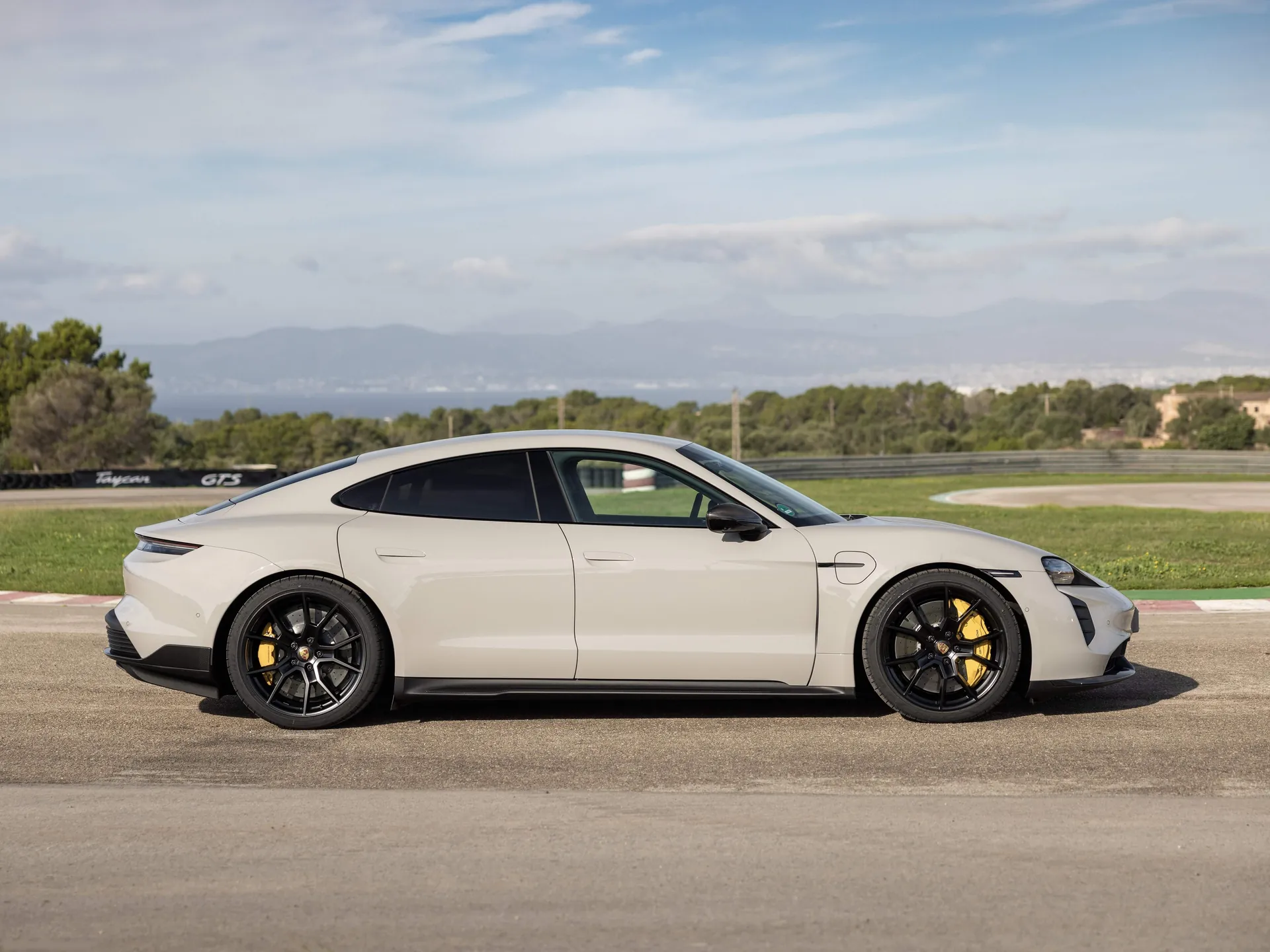 Porsche Taycan GTS (2022) - Side Profile