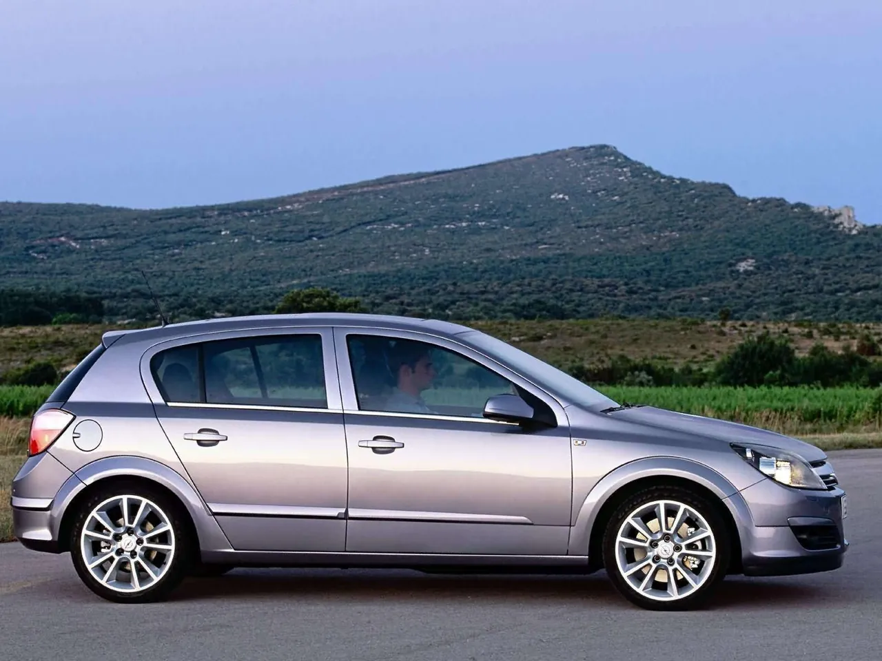 Opel Astra (2004) – boční profil