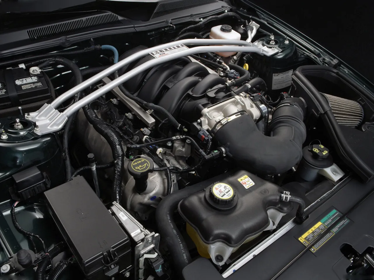 Ford Mustang Bullitt (2008) – motorový prostor