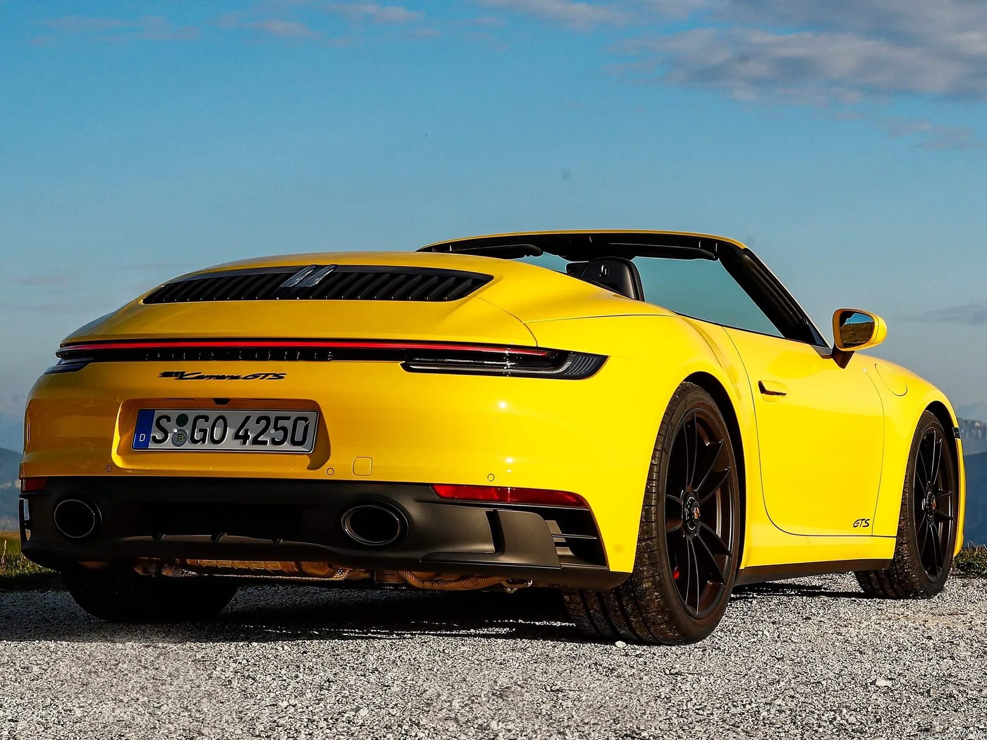 Porsche 911 Carrera GTS Cabriolet (2022) – zadní tříčtvrteční pohled