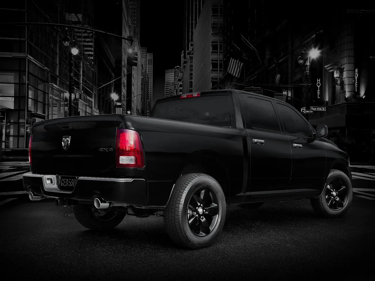 Ram 1500 Black Express (2013) – zadní tříčtvrteční pohled